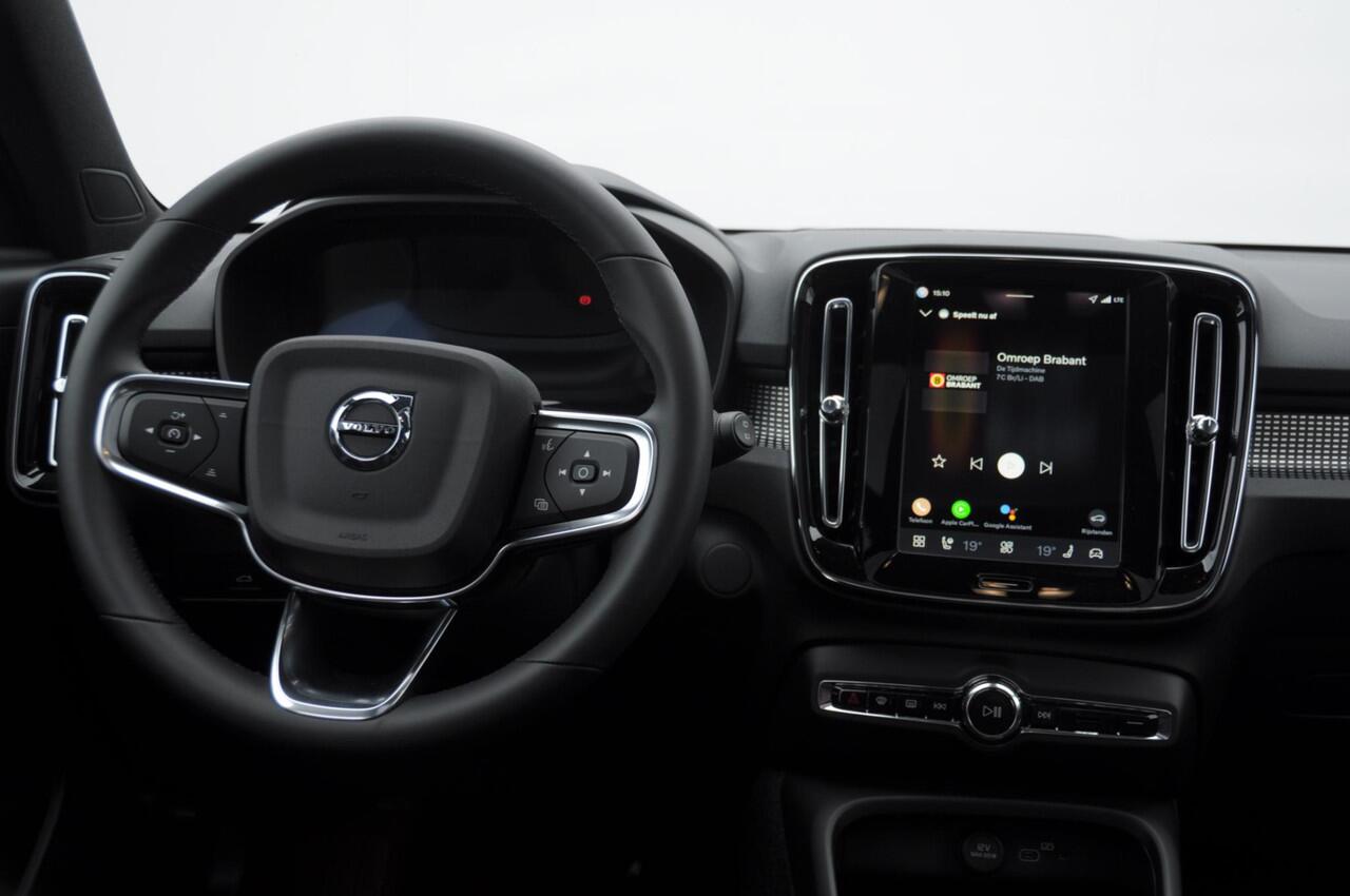 Volvo EX40 252PK Single Motor Extended Range 82 kWh Plus / Lounge Pakket / Extra getint glas / 360 Camera / 20'' velgen / Panoramadak / Zwart dak