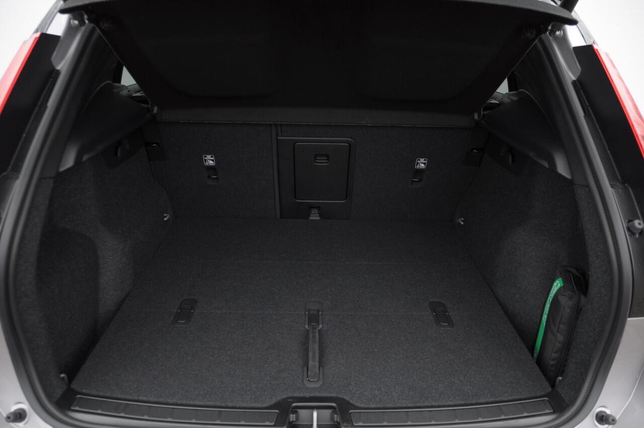 Volvo EX40 252PK Single Motor Extended Range 82 kWh Plus / Lounge Pakket / Extra getint glas / 360 Camera / 20'' velgen / Panoramadak / Zwart dak