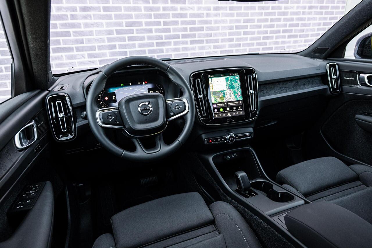 Volvo EX40 Single Motor Plus Europa 70 kWh | Adaptive Cruise Control | BLIS | Harman / Kardon | Stoelverwarming voor & achter | Stuuverwarming | Keyless | Memory | Elektrische Stoelen | Parkeercamera | 20" |