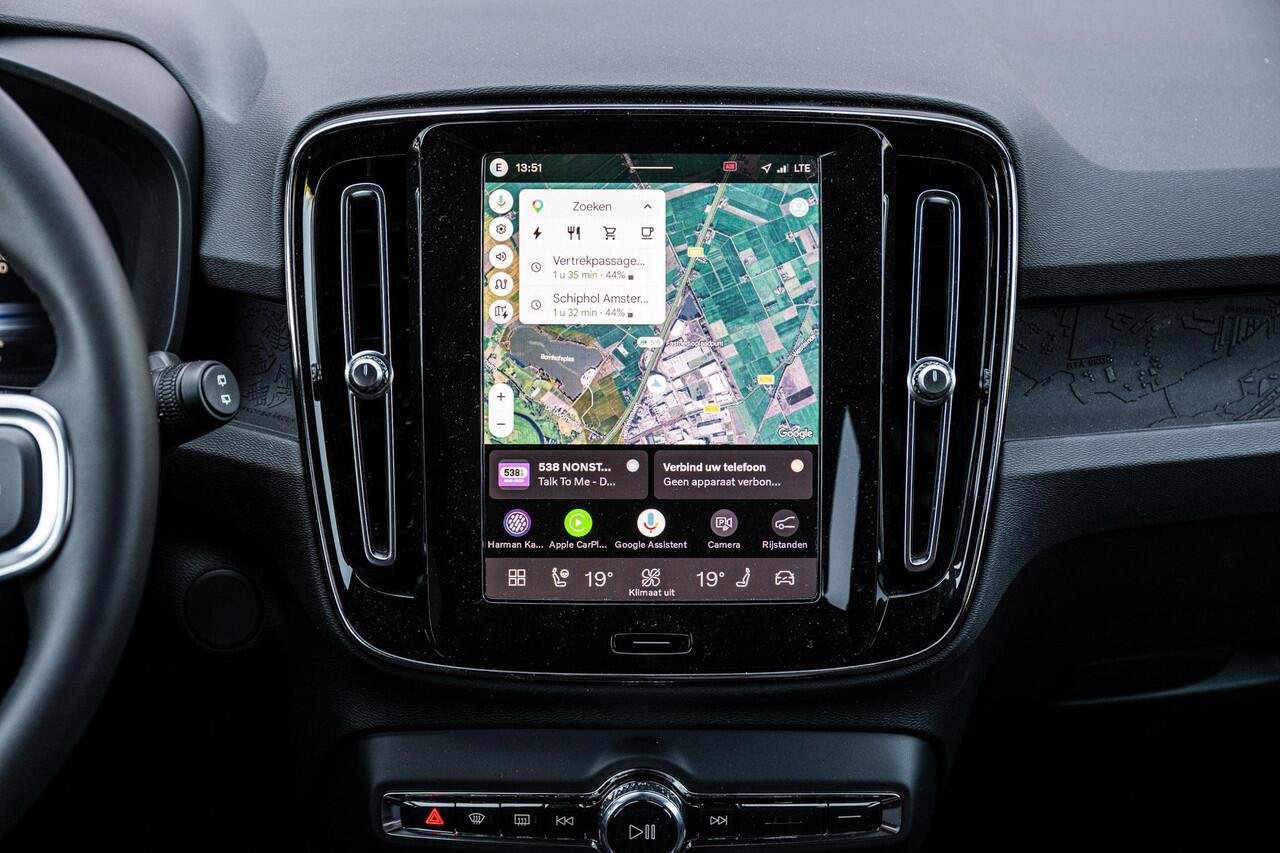 Volvo EX40 Single Motor Plus Europa 70 kWh | Adaptive Cruise Control | BLIS | Harman / Kardon | Stoelverwarming voor & achter | Stuuverwarming | Keyless | Memory | Elektrische Stoelen | Parkeercamera | 20" |