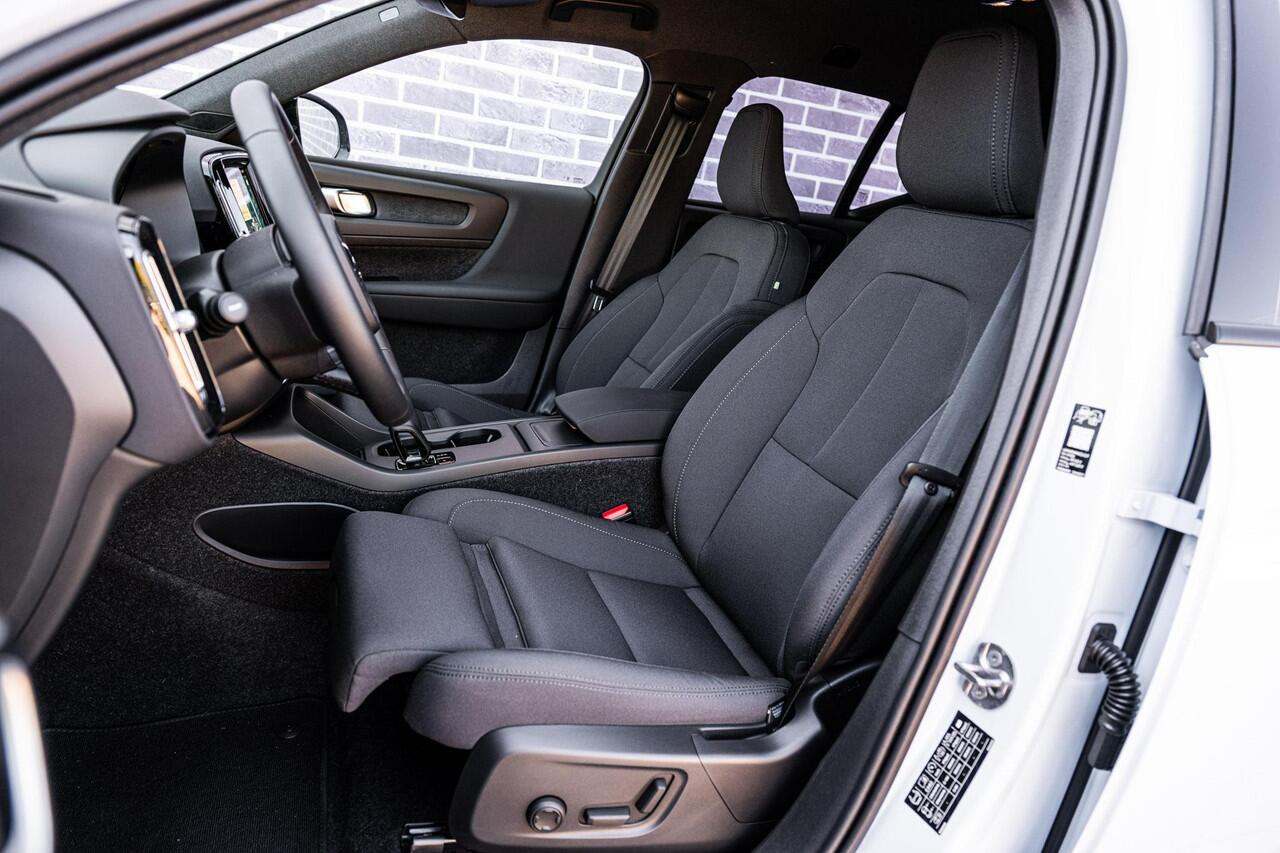 Volvo EX40 Single Motor Plus Europa 70 kWh | Adaptive Cruise Control | BLIS | Harman / Kardon | Stoelverwarming voor & achter | Stuuverwarming | Keyless | Memory | Elektrische Stoelen | Parkeercamera | 20" |