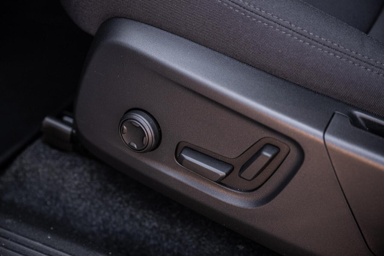 Volvo EX40 Single Motor Plus Europa 70 kWh | Adaptive Cruise Control | BLIS | Harman / Kardon | Stoelverwarming voor & achter | Stuuverwarming | Keyless | Memory | Elektrische Stoelen | Parkeercamera | 20" |