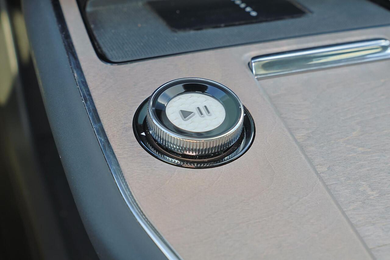 Volvo EX90 Twin Motor Performance Ultra 7p. 111 kWh - Luchtvering - Panoramadak - IntelliSafe Assist & Surround - 360º Camera - BOSE speakers - Verwarmde voorstoelen, stuur & achterbank - Parkeersensoren voor & achter - Head up display - Draadloze tel. lader - Extra