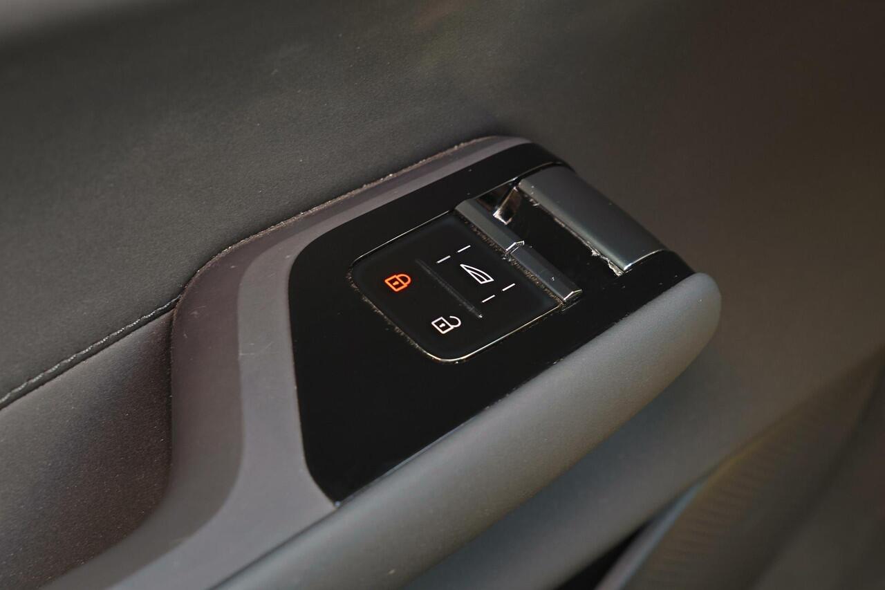 Volvo EX90 Twin Motor Performance Ultra 7p. 111 kWh - Luchtvering - Panoramadak - IntelliSafe Assist & Surround - 360º Camera - BOSE speakers - Verwarmde voorstoelen, stuur & achterbank - Parkeersensoren voor & achter - Head up display - Draadloze tel. lader - Extra