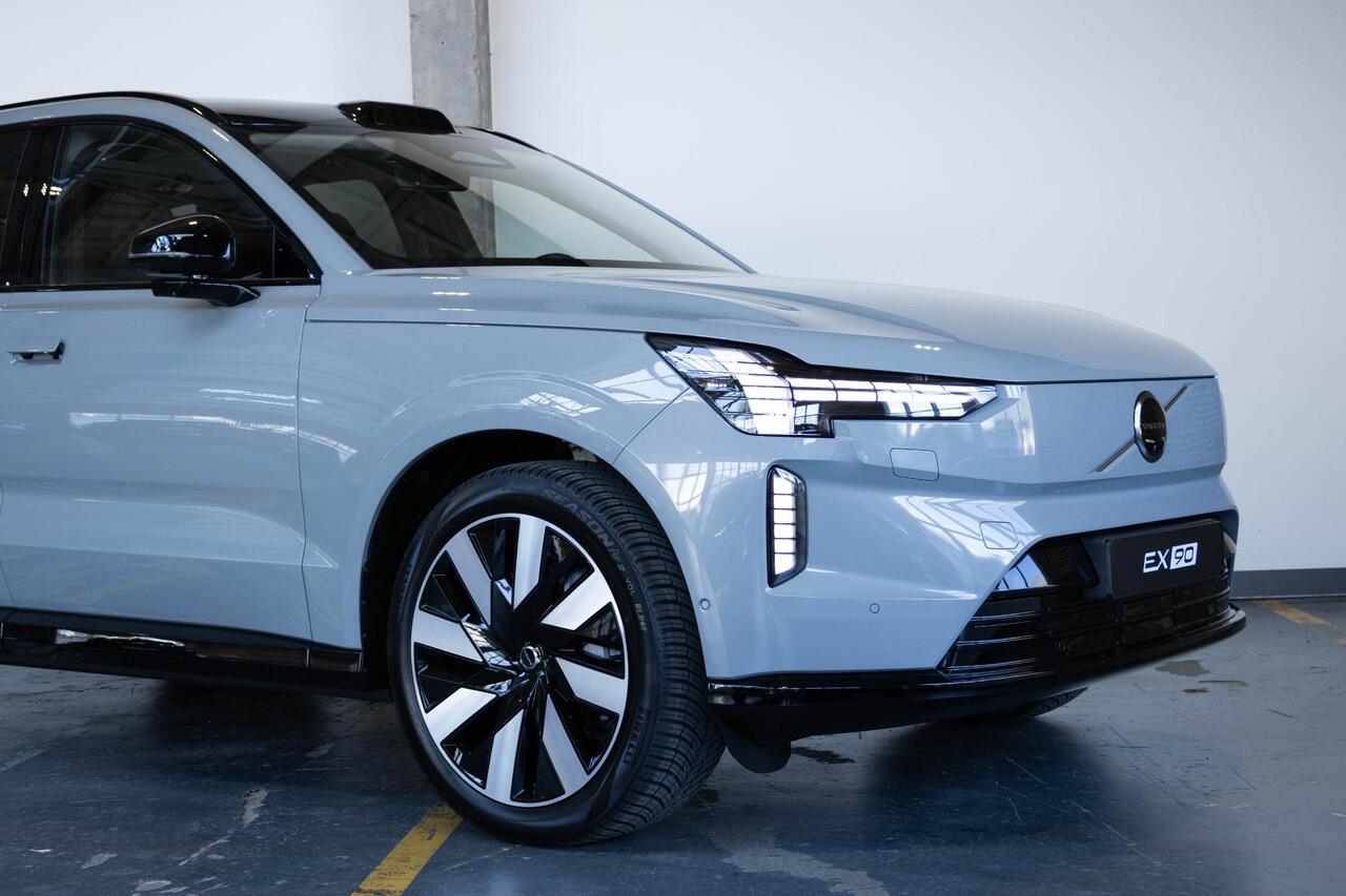 Volvo EX90 Twin Motor Ultra 7p. 111 kWh | Direct leverbaar | Panoramadak | Stoelverwarming | Stuurwielverwarming | Google infotainment | 360° parkeercamera | Parkeerverwarming | Luchtvering