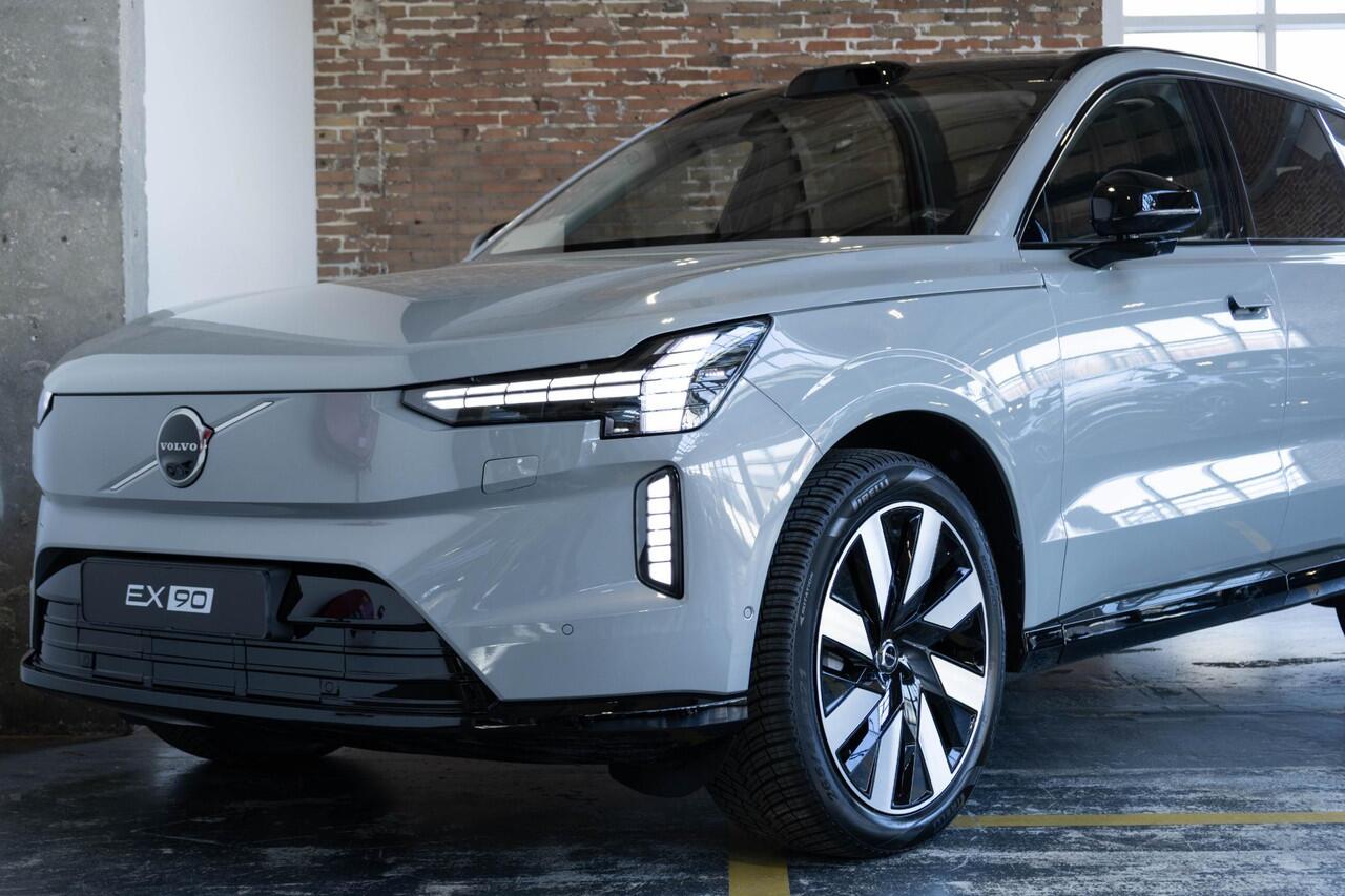 Volvo EX90 Twin Motor Ultra 7p. 111 kWh | Direct leverbaar | Panoramadak | Stoelverwarming | Stuurwielverwarming | Google infotainment | 360° parkeercamera | Parkeerverwarming | Luchtvering