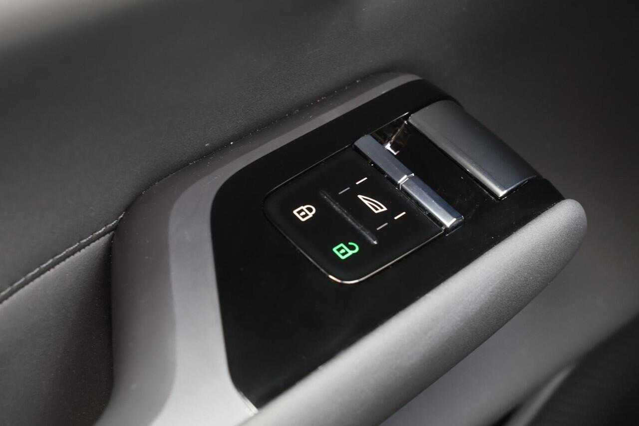 Volvo EX90 Twin Motor Performance Ultra 7p. 111 kWh - Luchtvering - Pilot Assist Pack - Panoramadak - IntelliSafe Assist & Surround - 360º Camera - Bowers & Wilkins audio - Verwarmde voorstoelen, stuur & achterbank - Parkeersensoren voor & achter - Head up display -