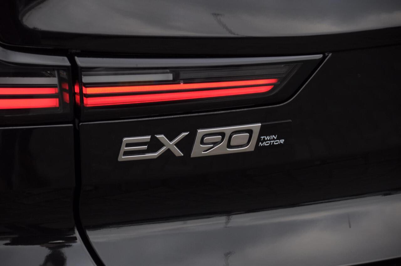 Volvo EX90 Twin Motor Ultra / Panoramadak / Luchtvering (Verlaagd) / Head-up display / Stoelverwarming en stuurwielverwarming / Massagestoelen / Memory seats / Adaptive cruise control / 360 Camera / elektrische achterklep / Zwarte logo's.