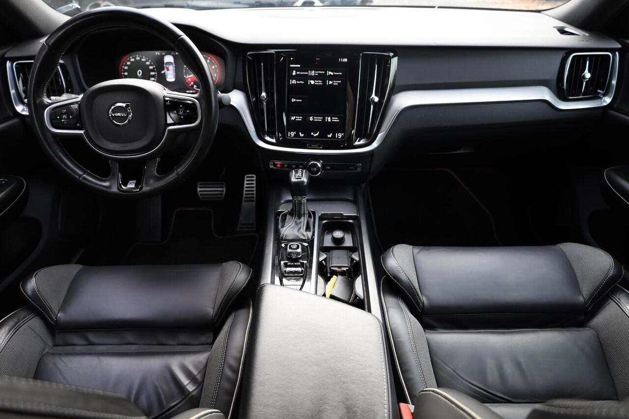 Volvo S60 2.0 T4 R-Design CAMERA LEER CARPLAY MEMORY TREKHAAK-ELEC. STOELVERW. DAB ZWARTE-HEMEL HARMAN&KARDON 2xELEC.VERST.STOELEN 18"LMV ENZ!