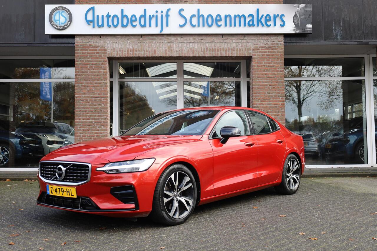 Volvo S60 2.0 T4 R-Design CAMERA LEER CARPLAY MEMORY TREKHAAK-ELEC. STOELVERW. DAB ZWARTE-HEMEL HARMAN&KARDON 2xELEC.VERST.STOELEN 18"LMV ENZ!