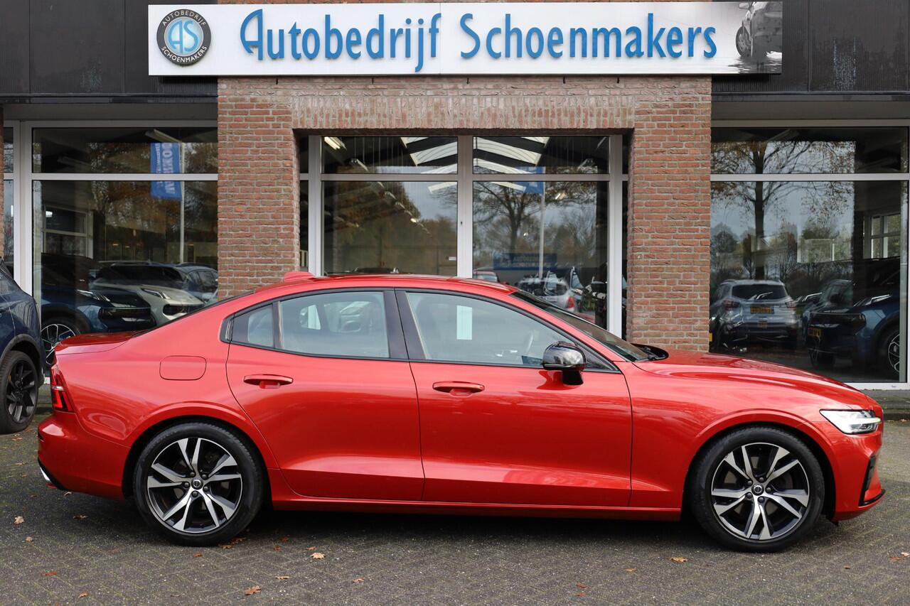 Volvo S60 2.0 T4 R-Design CAMERA LEER CARPLAY MEMORY TREKHAAK-ELEC. STOELVERW. DAB ZWARTE-HEMEL HARMAN&KARDON 2xELEC.VERST.STOELEN 18"LMV ENZ!