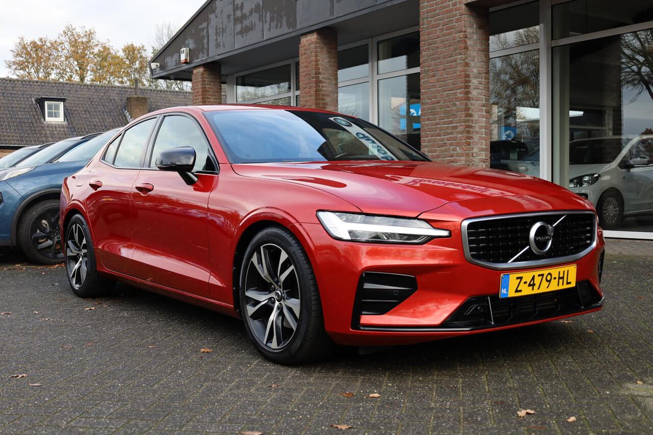 Volvo S60 2.0 T4 R-Design CAMERA LEER CARPLAY MEMORY TREKHAAK-ELEC. STOELVERW. DAB ZWARTE-HEMEL HARMAN&KARDON 2xELEC.VERST.STOELEN 18"LMV ENZ!