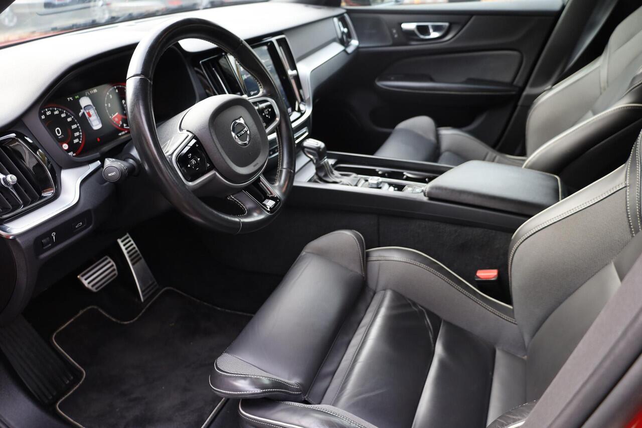 Volvo S60 2.0 T4 R-Design CAMERA LEER CARPLAY MEMORY TREKHAAK-ELEC. STOELVERW. DAB ZWARTE-HEMEL HARMAN&KARDON 2xELEC.VERST.STOELEN 18"LMV ENZ!