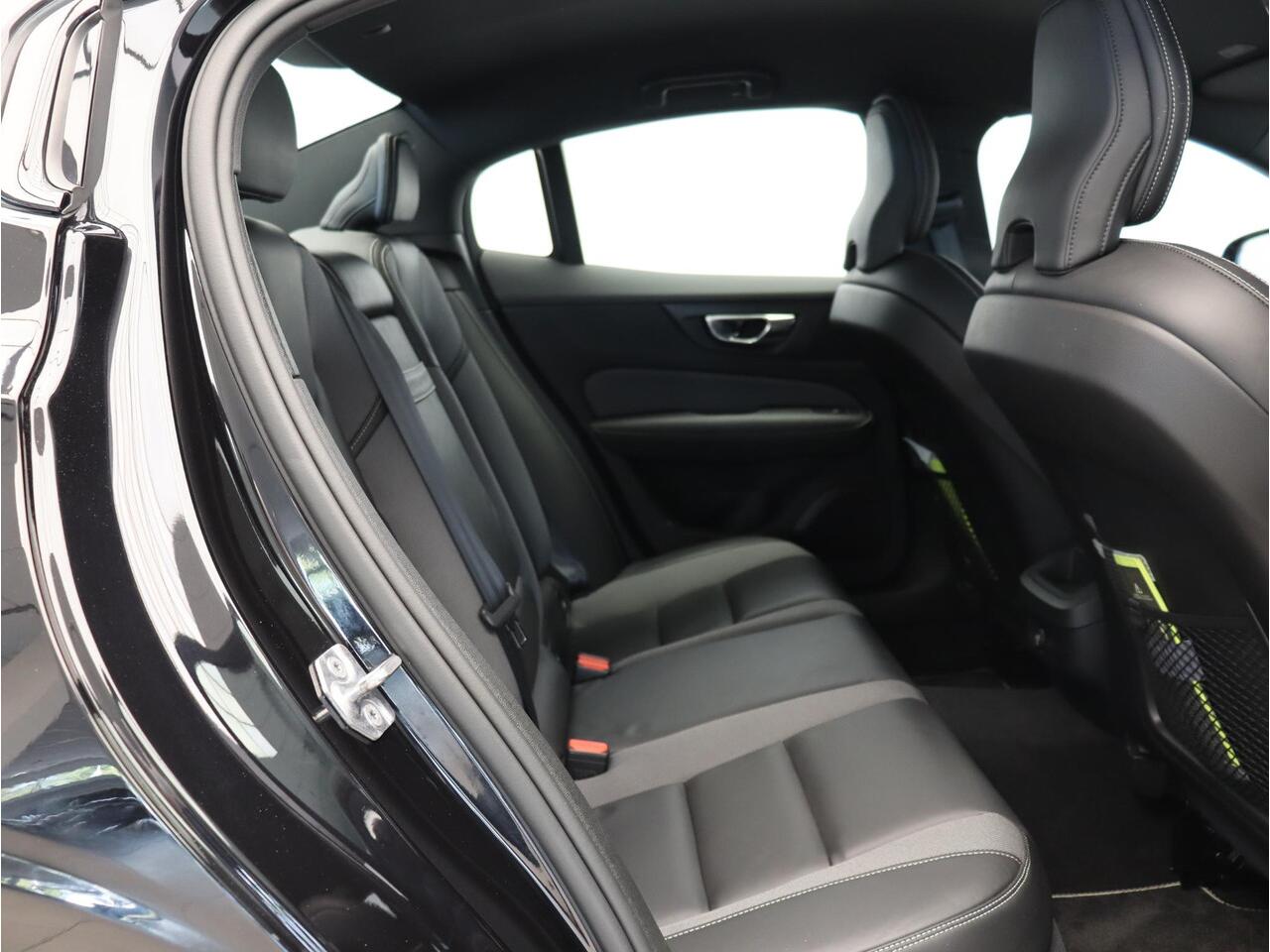 Volvo S60 2.0 T4 R-Design / Pilot Assist / BLIS / Leder / Verwarmbare voorstoelen / Parkeercamera achter / Sensoren voor en achter / 19" /