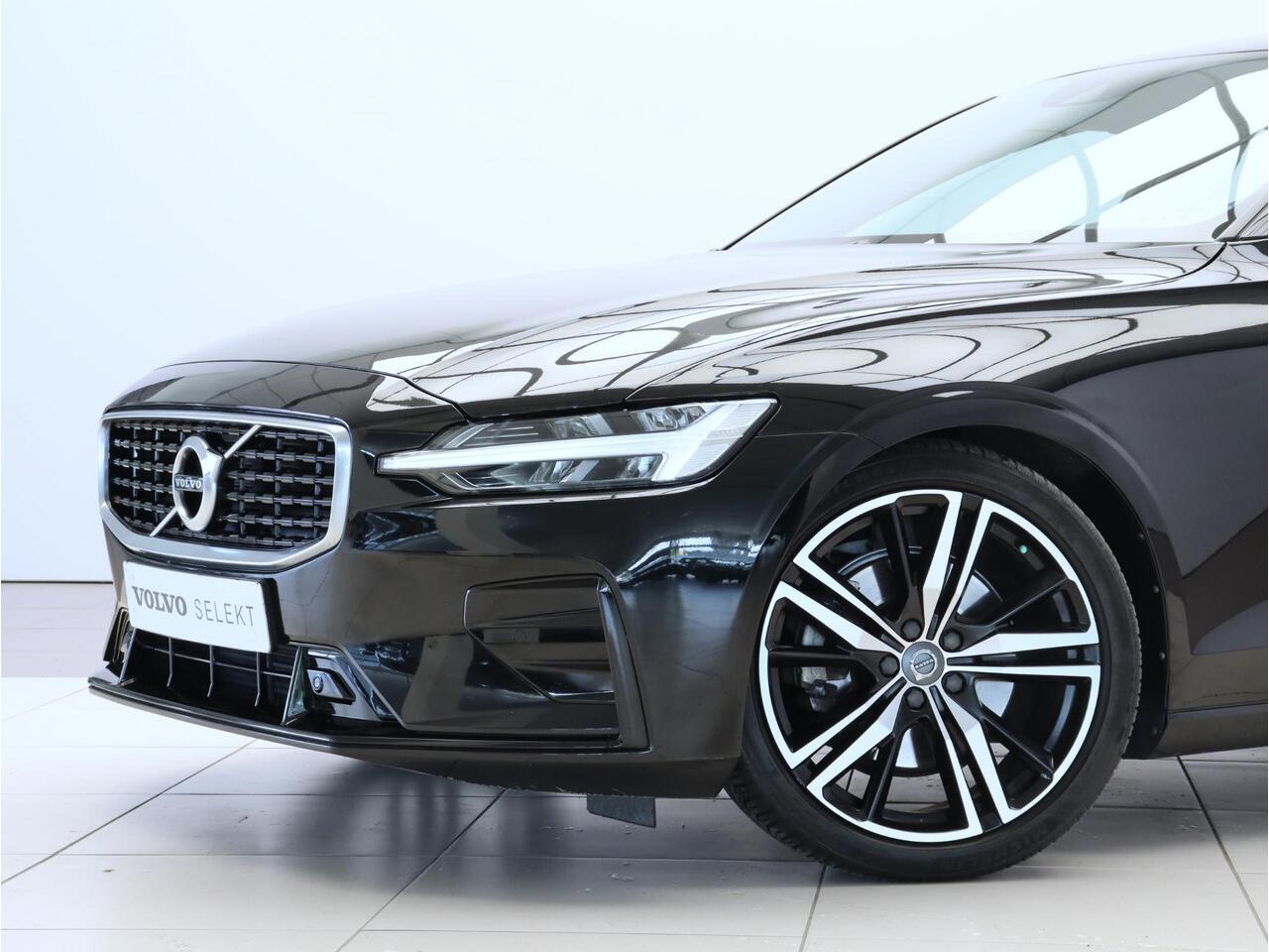 Volvo S60 2.0 T4 R-Design / Pilot Assist / BLIS / Leder / Verwarmbare voorstoelen / Parkeercamera achter / Sensoren voor en achter / 19" /