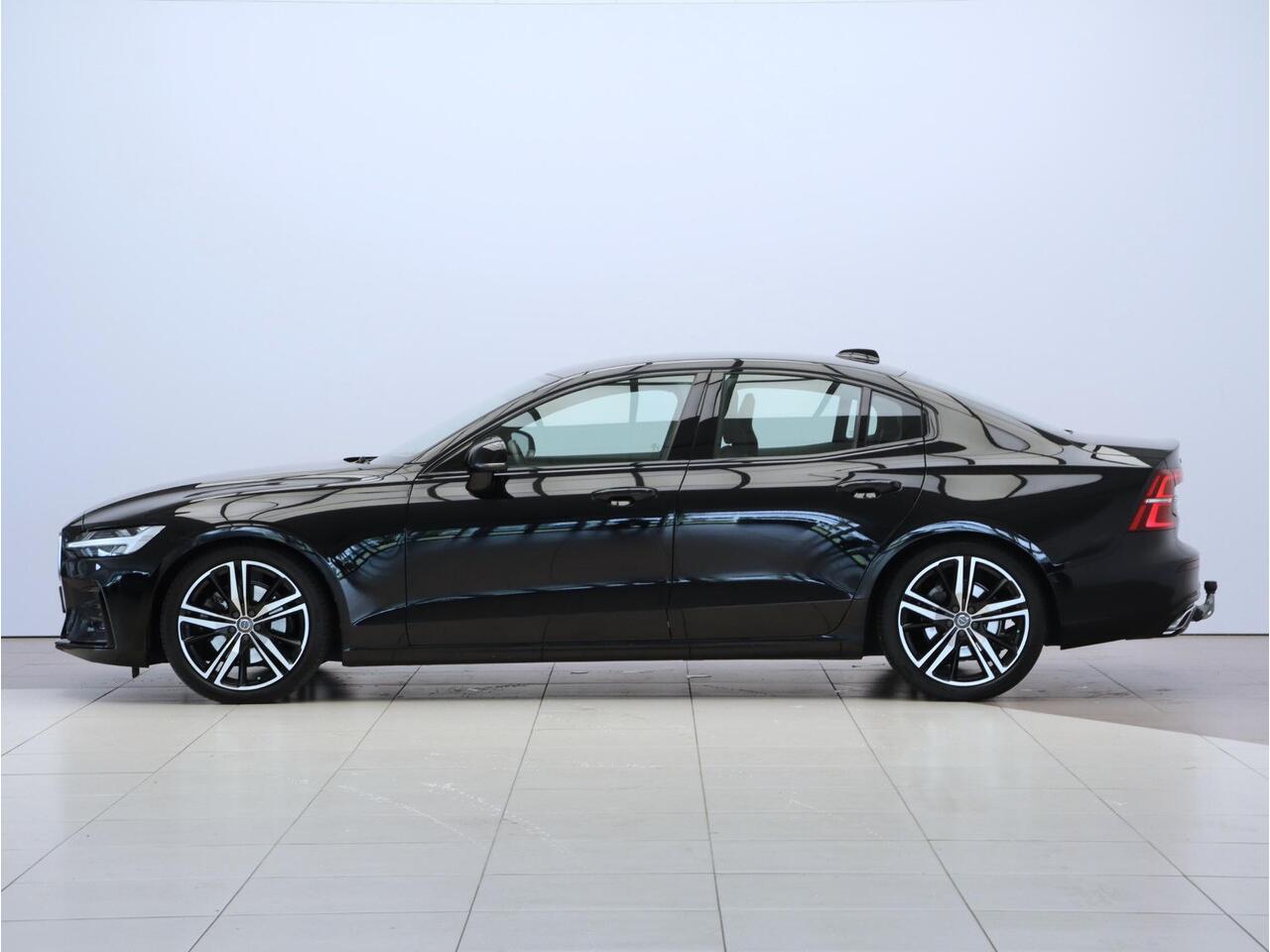 Volvo S60 2.0 T4 R-Design / Pilot Assist / BLIS / Leder / Verwarmbare voorstoelen / Parkeercamera achter / Sensoren voor en achter / 19" /