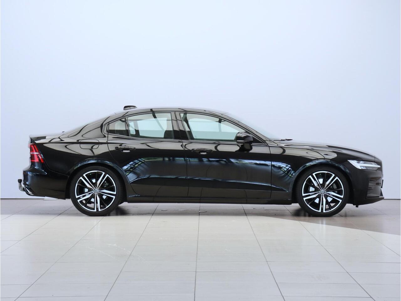 Volvo S60 2.0 T4 R-Design / Pilot Assist / BLIS / Leder / Verwarmbare voorstoelen / Parkeercamera achter / Sensoren voor en achter / 19" /