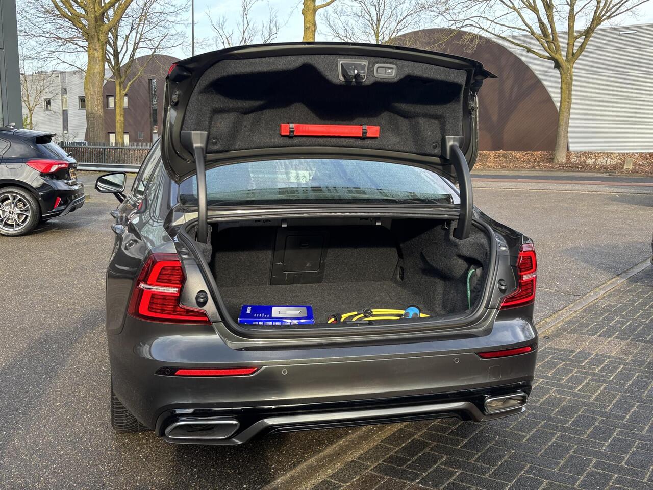 Volvo S60 2.0 T8 AWD Twin Engine R-Design | LEDER | MEMORY SEAT | RIJKLAAR INCL. 12 MND. BOVAGGARANTIE