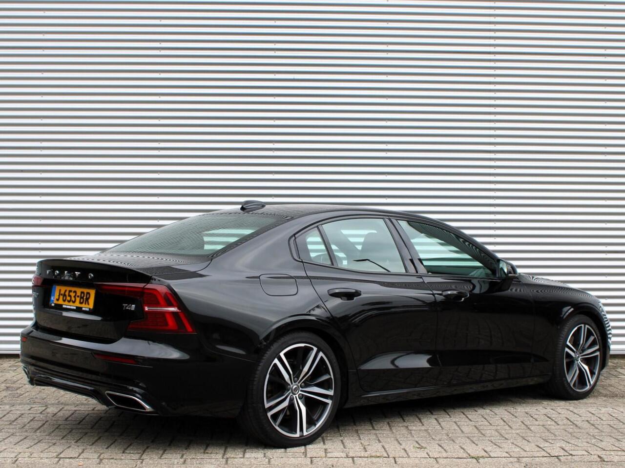 Volvo S60 2.0 T4 R-Design Automaat / Leder interieur / Sportstoelen / Trekhaak / 19" velgen / BLISS