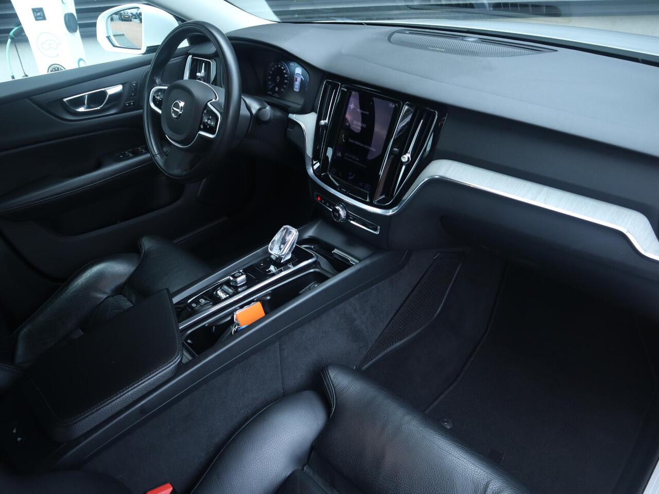 Volvo S60 2.0 B4 Inscription | Pilot assist | Multimedia/navi | Leder | Harman&Kardon | Stoelverwarming achter | Memory stoelen L+R |