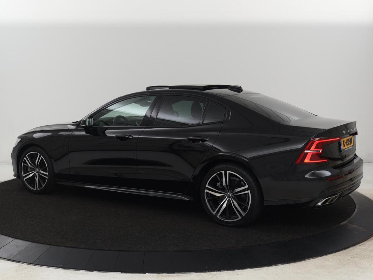 Volvo S60 2.0 Recharge T6 R-Design | Panoramadak | Leder | 360 Camera | Head-Up | Adaptive cruise | Stoelventilatie | Harman/Kardon | Massage | Carplay | Navigatie | Full LED | Memory | PHEV | Plug In