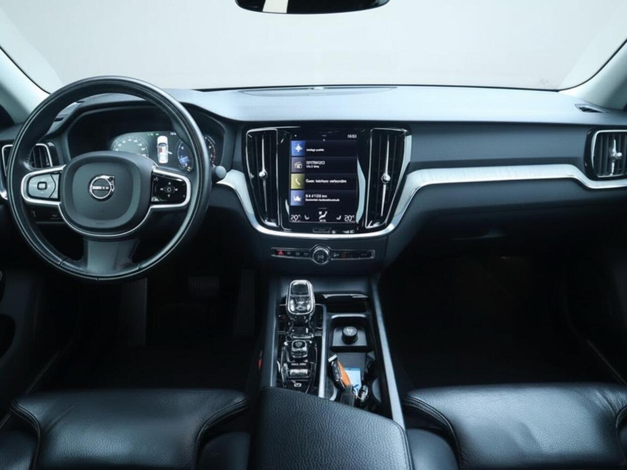 Volvo S60 2.0 B4 Inscription | Pilot assist | Multimedia/navi | Leder | Harman&Kardon | Stoelverwarming V+A | Memory stoelen L+R | Trekhaak |