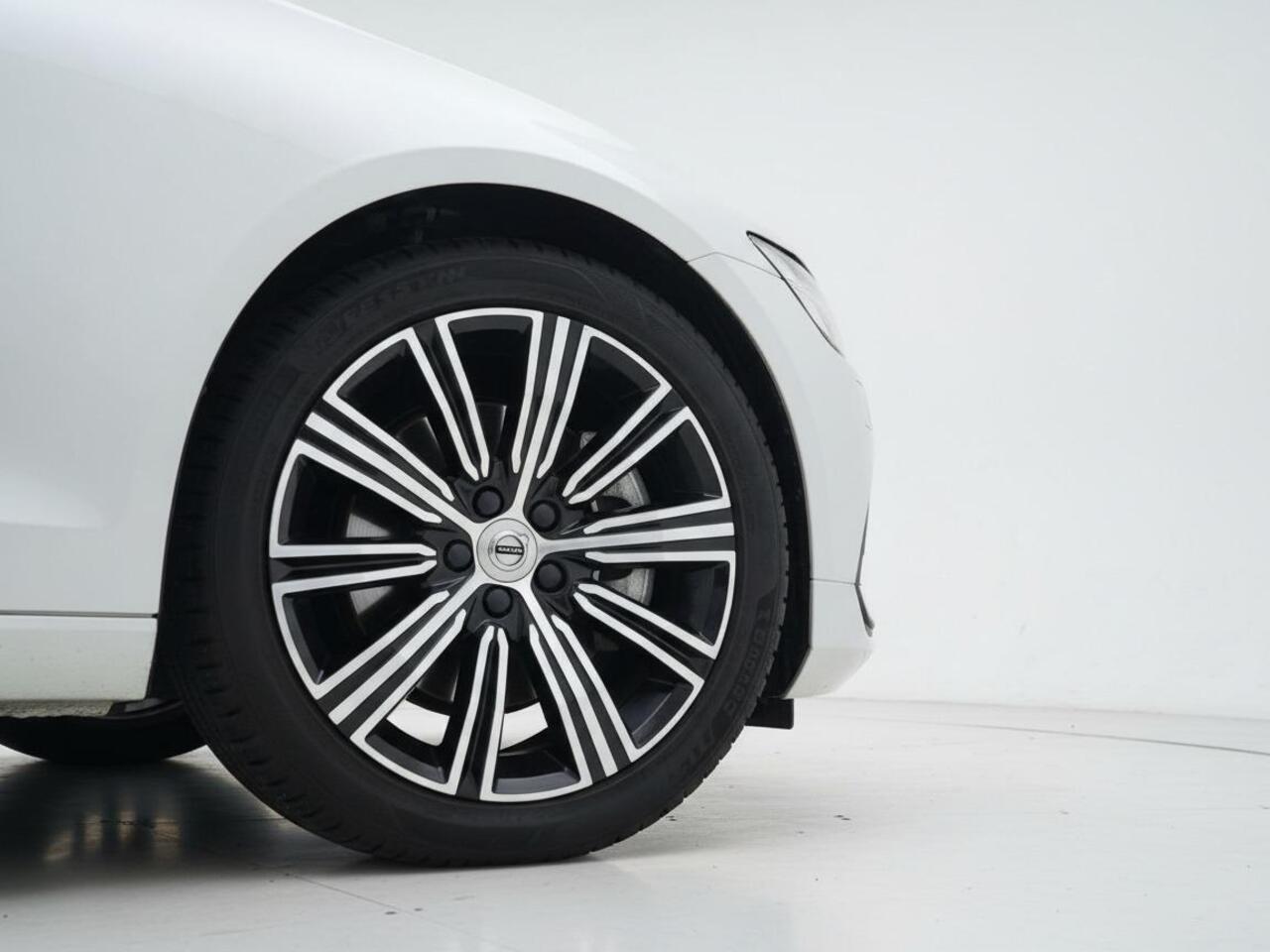 Volvo S60 2.0 B4 Inscription | Pilot assist | Multimedia/navi | Leder | Harman&Kardon | Stoelverwarming V+A | Memory stoelen L+R | Trekhaak |