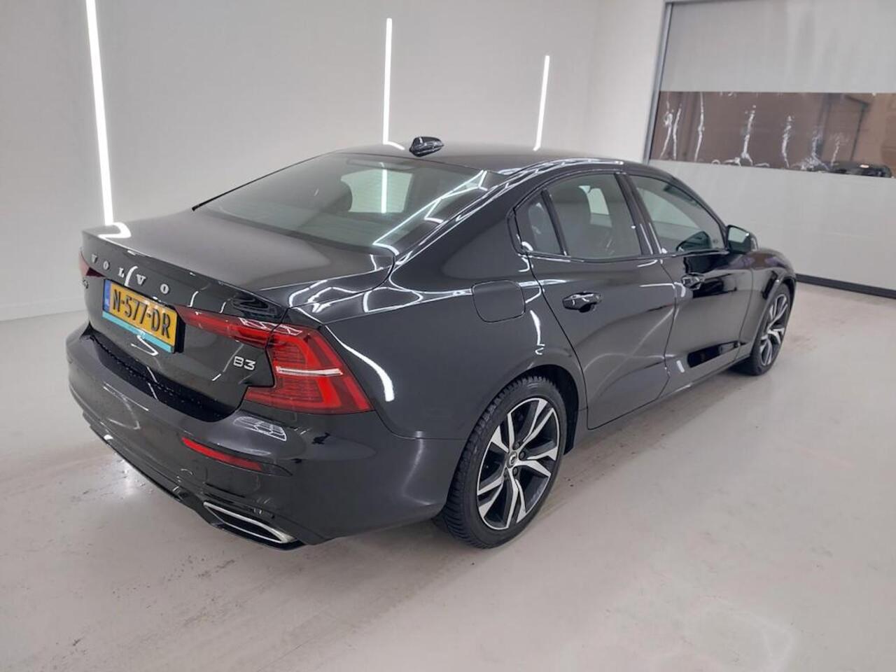 Volvo S60 B3 R-Design | Navigatie | Adaptieve Cruise Control | Keyless | Stoel-/Stuurverwarming | Dodehoekdetectie | Sportchassis | Elek. Stoelen | Memory | LED Koplampen | Park Assist | DAB | Zitverlenging | Apple Carplay & Android Auto | 18" LM