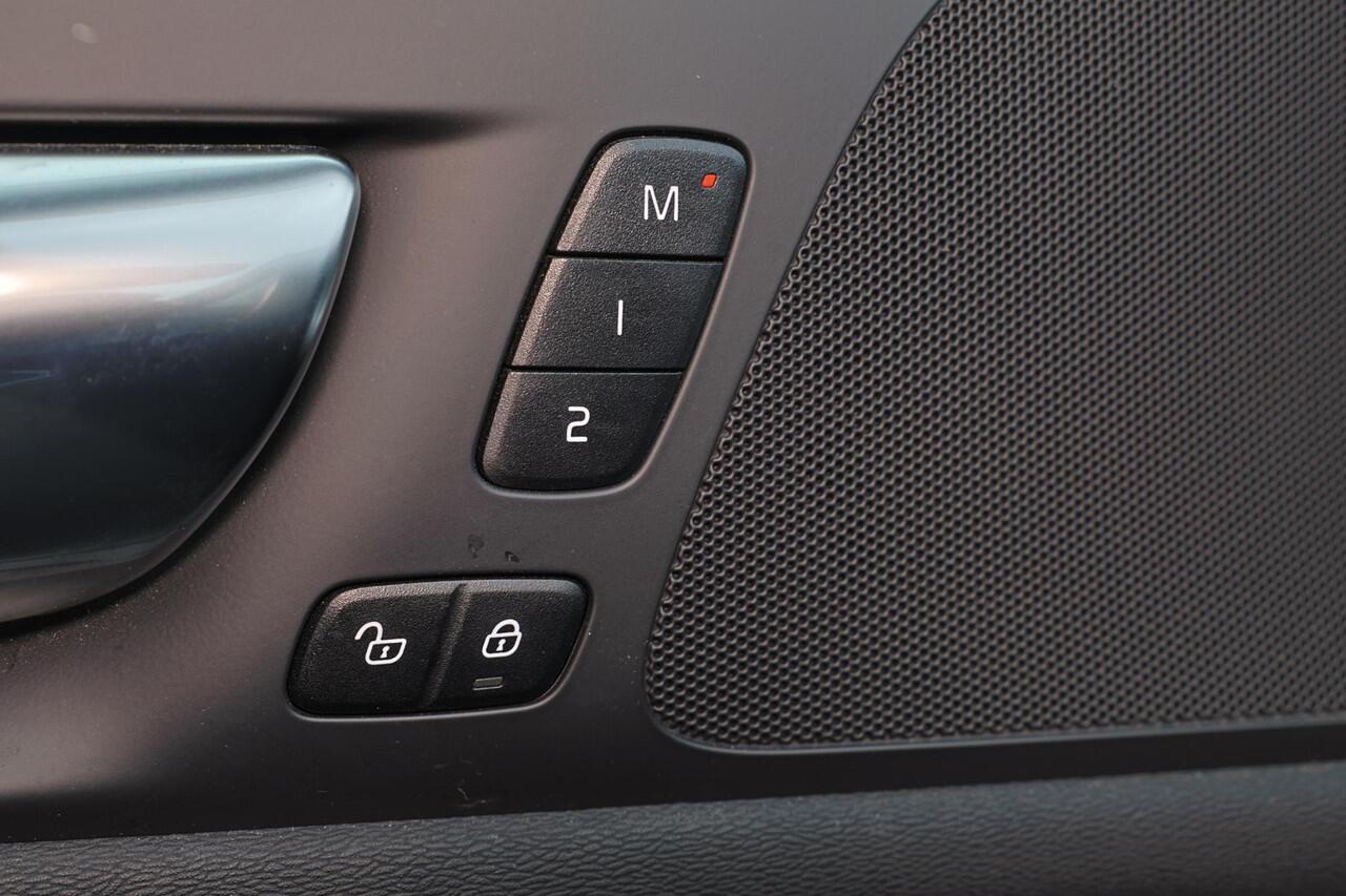 Volvo S60 Recharge T6 AWD Plus Bright - Panorama/schuifdak - IntelliSafe Assist & Surround - Parkeercamera achter - Parkeersensoren voor & achter - Elektr. bedienb. voorstoelen met geheugen - Elektr. inklapbare trekhaak - 18' LMV