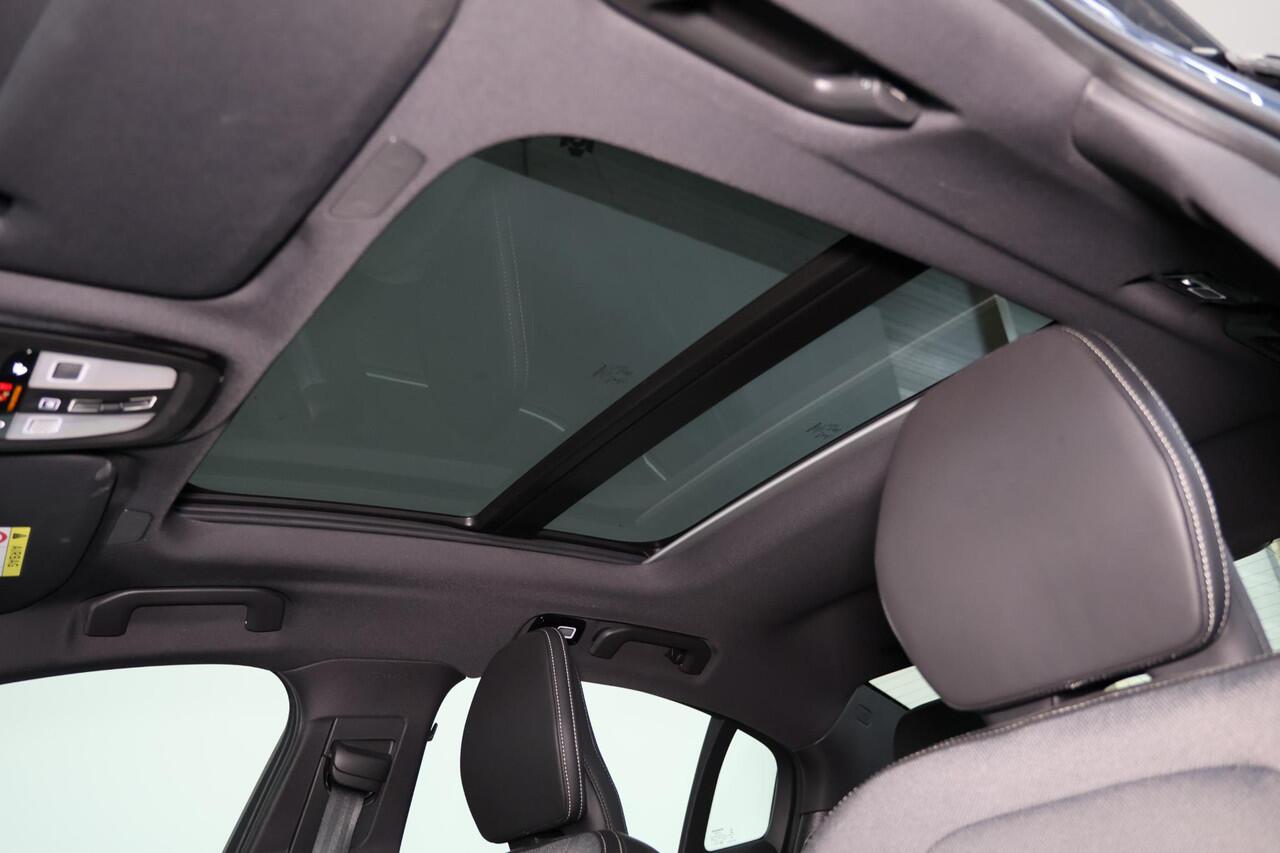 Volvo S60 Recharge T6 AWD Plus Bright - Panorama/schuifdak - IntelliSafe Assist & Surround - Parkeercamera achter - Parkeersensoren voor & achter - Elektr. bedienb. voorstoelen met geheugen - Elektr. inklapbare trekhaak - 18' LMV