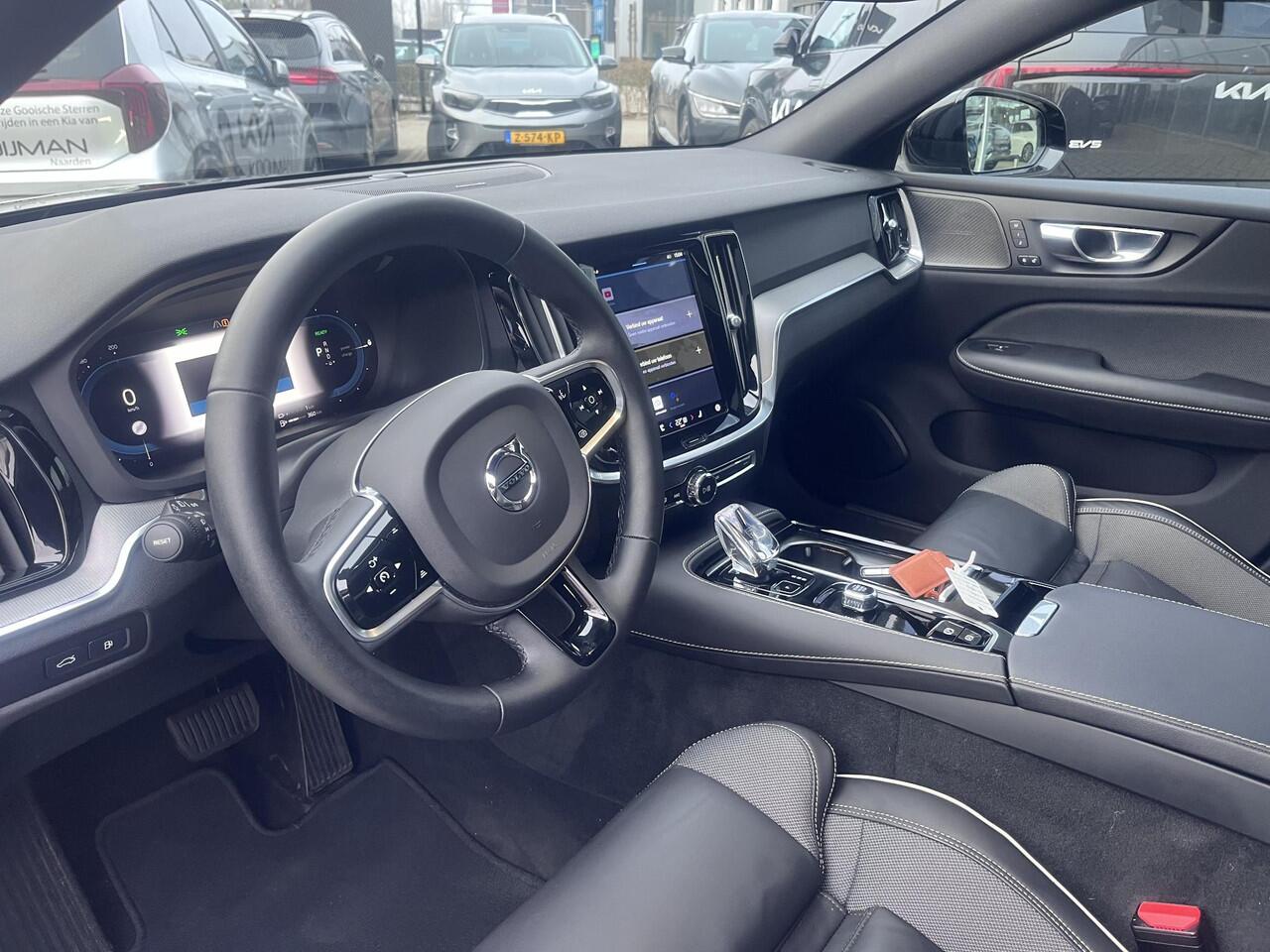 Volvo S60 Recharge T6 AWD Plus Dark | NL-AUTO | Harman & Kardon | Schuif-/kanteldak | Stoel-& stuurverwarming | Seat memory | Cruise control |NIEUW STAAT!!