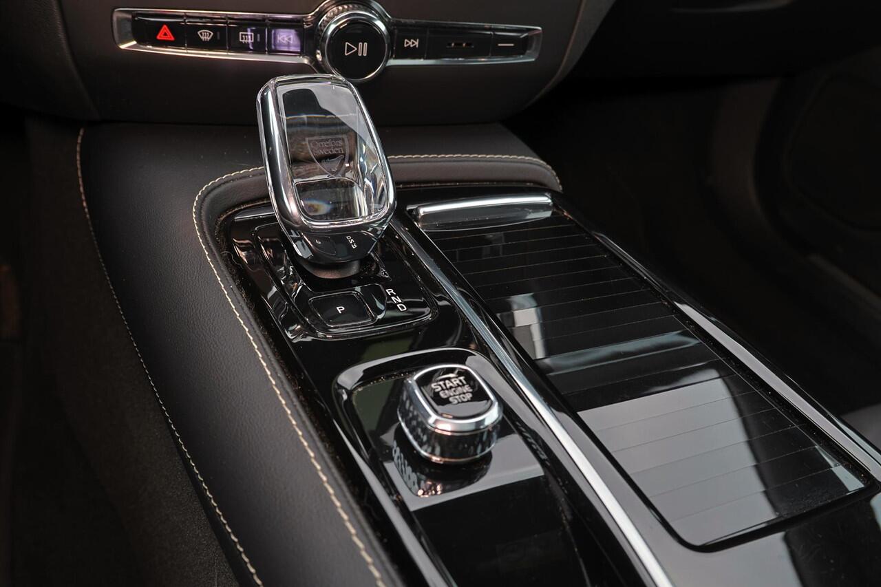 Volvo S60 Recharge T6 AWD Plus Bright - Panorama/schuifdak - Sportstoelen - IntelliSafe Assist & Surround - Parkeercamera achter - Parkeersensoren voor & achter - Elektr. bedienb. voorstoelen met geheugen - Elektr. inklapbare trekhaak - 18' LMV