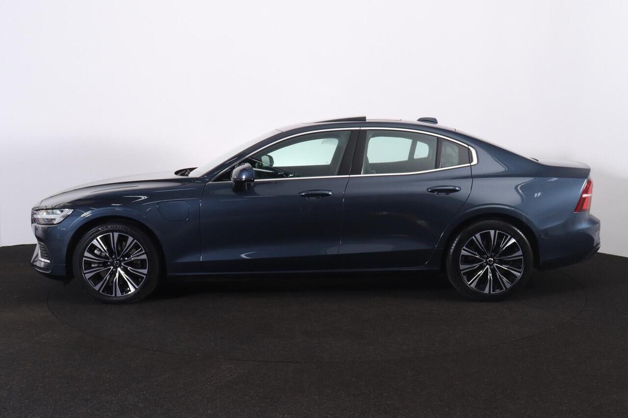 Volvo S60 Recharge T6 AWD Plus Bright - Panorama/schuifdak - Sportstoelen - IntelliSafe Assist & Surround - Parkeercamera achter - Parkeersensoren voor & achter - Elektr. bedienb. voorstoelen met geheugen - Elektr. inklapbare trekhaak - 18' LMV