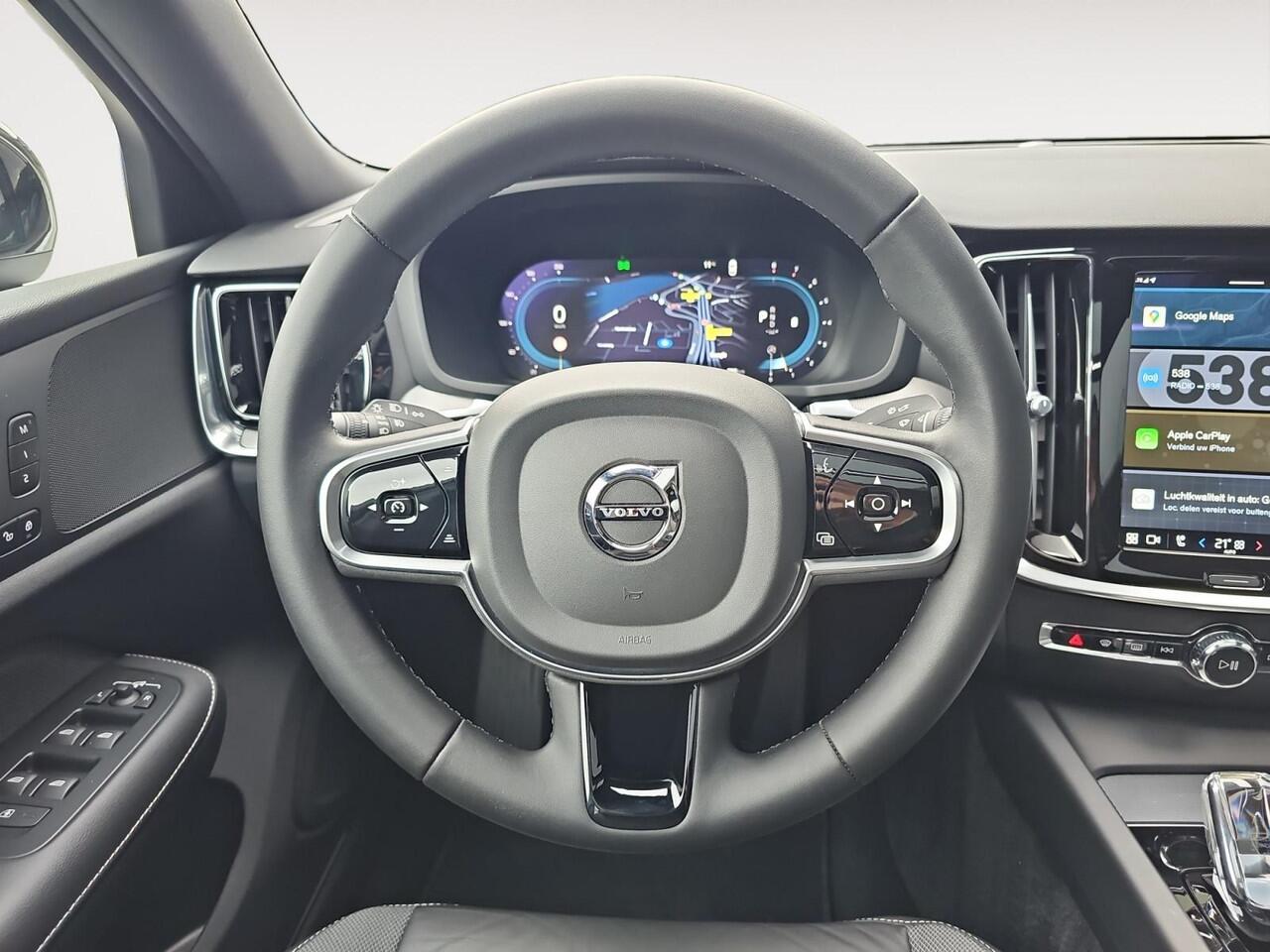 Volvo S60 2.0 B4 Plus Dark | Panoramisch schuif-/kanteldak | Elektrisch inklapbare trekhaak | Adaptive Cruise Control | Stuur- en stoelverwarming |