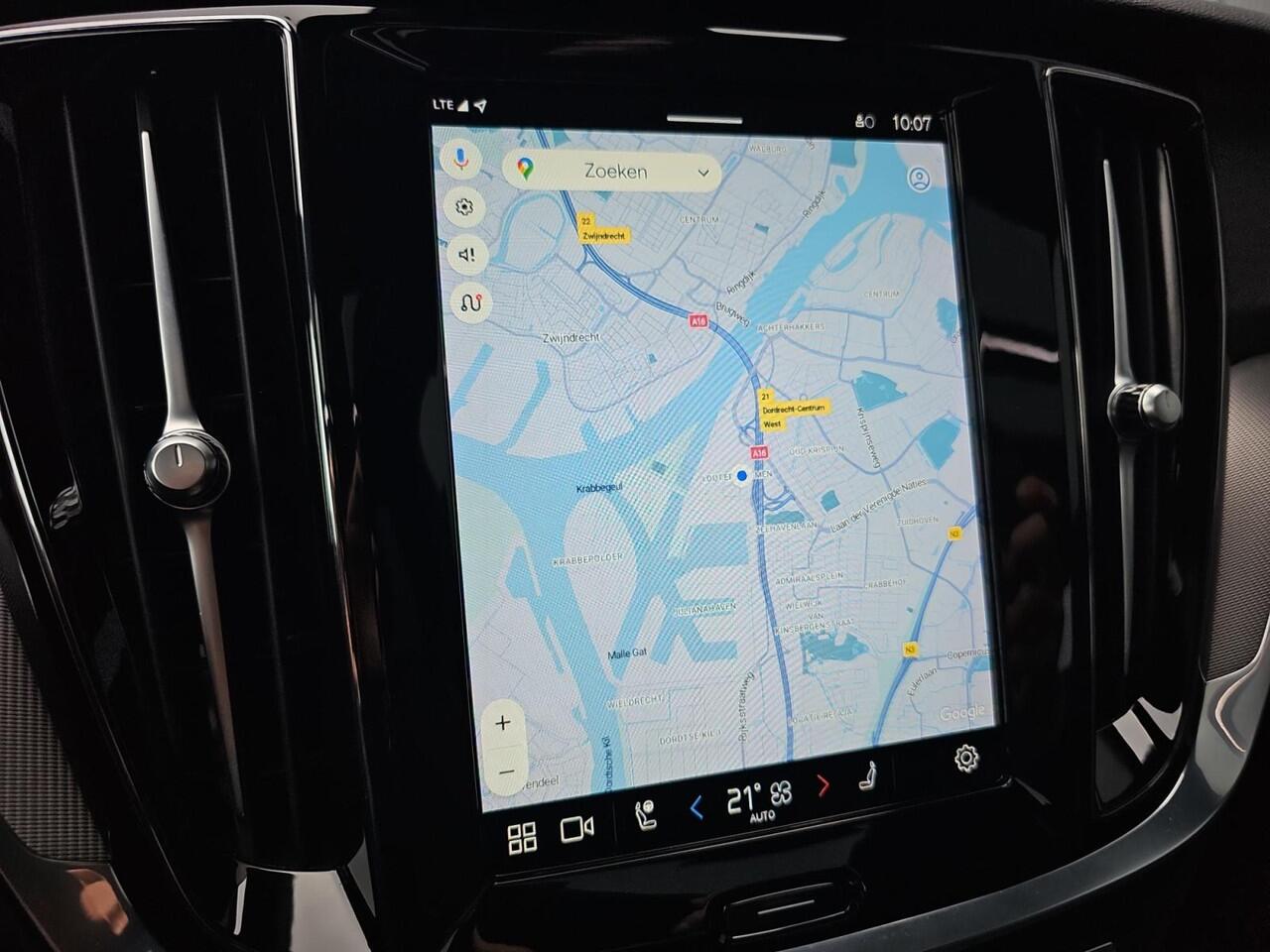 Volvo S60 2.0 B4 Plus Dark | Panoramisch schuif-/kanteldak | Elektrisch inklapbare trekhaak | Adaptive Cruise Control | Stuur- en stoelverwarming |