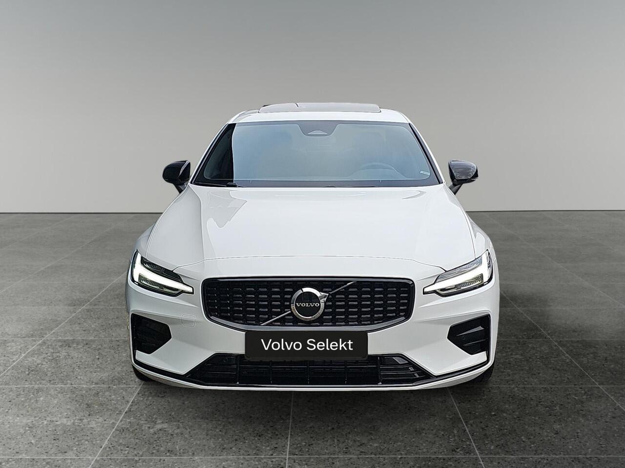 Volvo S60 2.0 B4 Plus Dark | Panoramisch schuif-/kanteldak | Elektrisch inklapbare trekhaak | Adaptive Cruise Control | Stuur- en stoelverwarming |