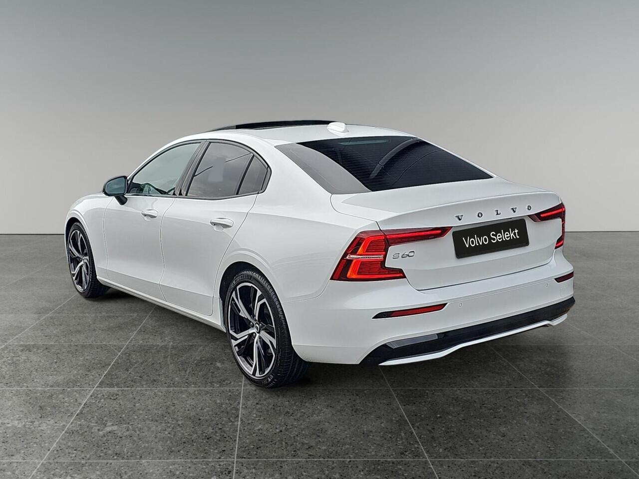 Volvo S60 2.0 B4 Plus Dark | Panoramisch schuif-/kanteldak | Elektrisch inklapbare trekhaak | Adaptive Cruise Control | Stuur- en stoelverwarming |