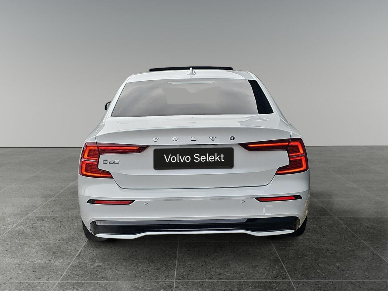 Volvo S60 2.0 B4 Plus Dark | Panoramisch schuif-/kanteldak | Elektrisch inklapbare trekhaak | Adaptive Cruise Control | Stuur- en stoelverwarming |