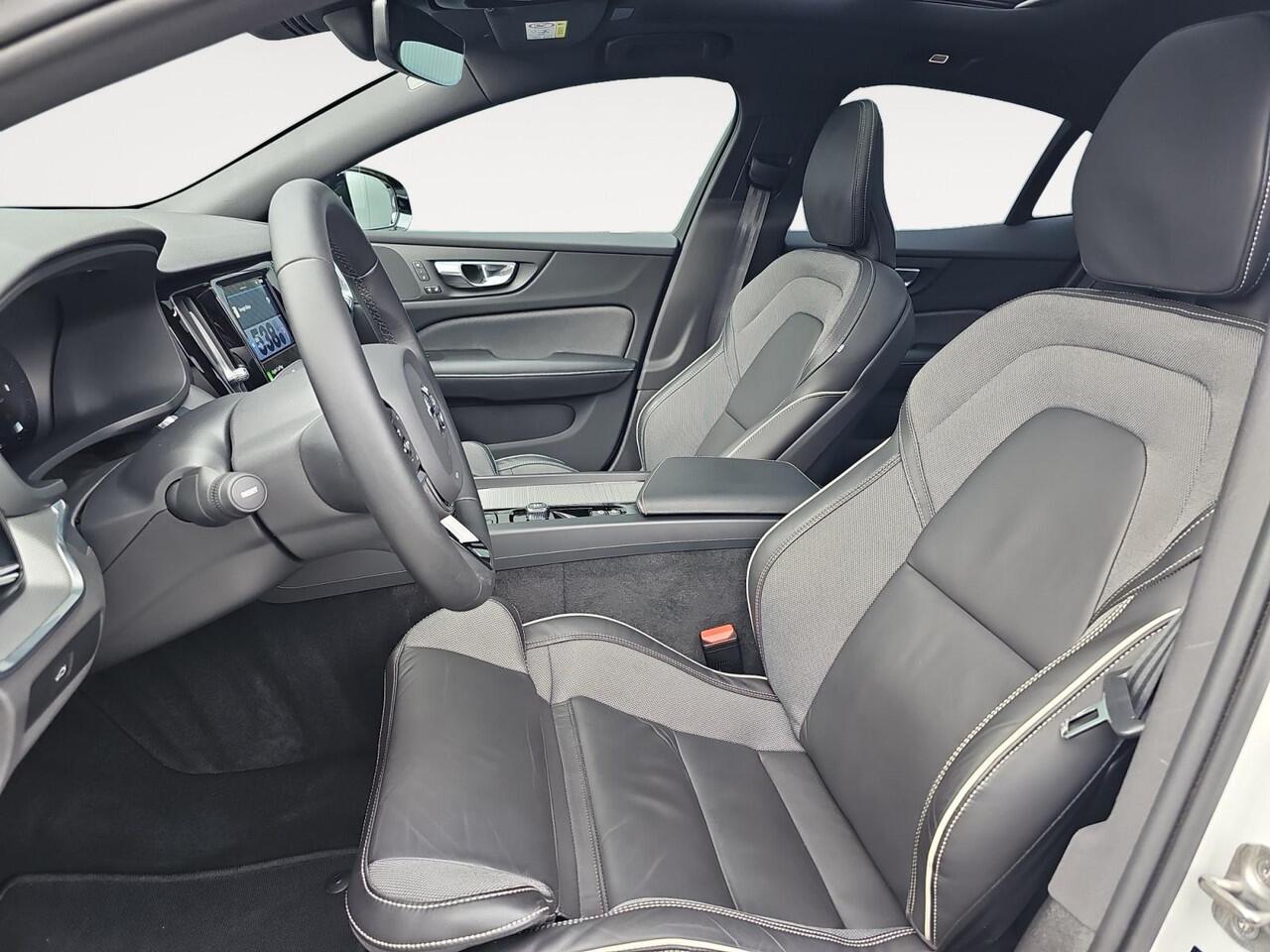 Volvo S60 2.0 B4 Plus Dark | Panoramisch schuif-/kanteldak | Elektrisch inklapbare trekhaak | Adaptive Cruise Control | Stuur- en stoelverwarming |