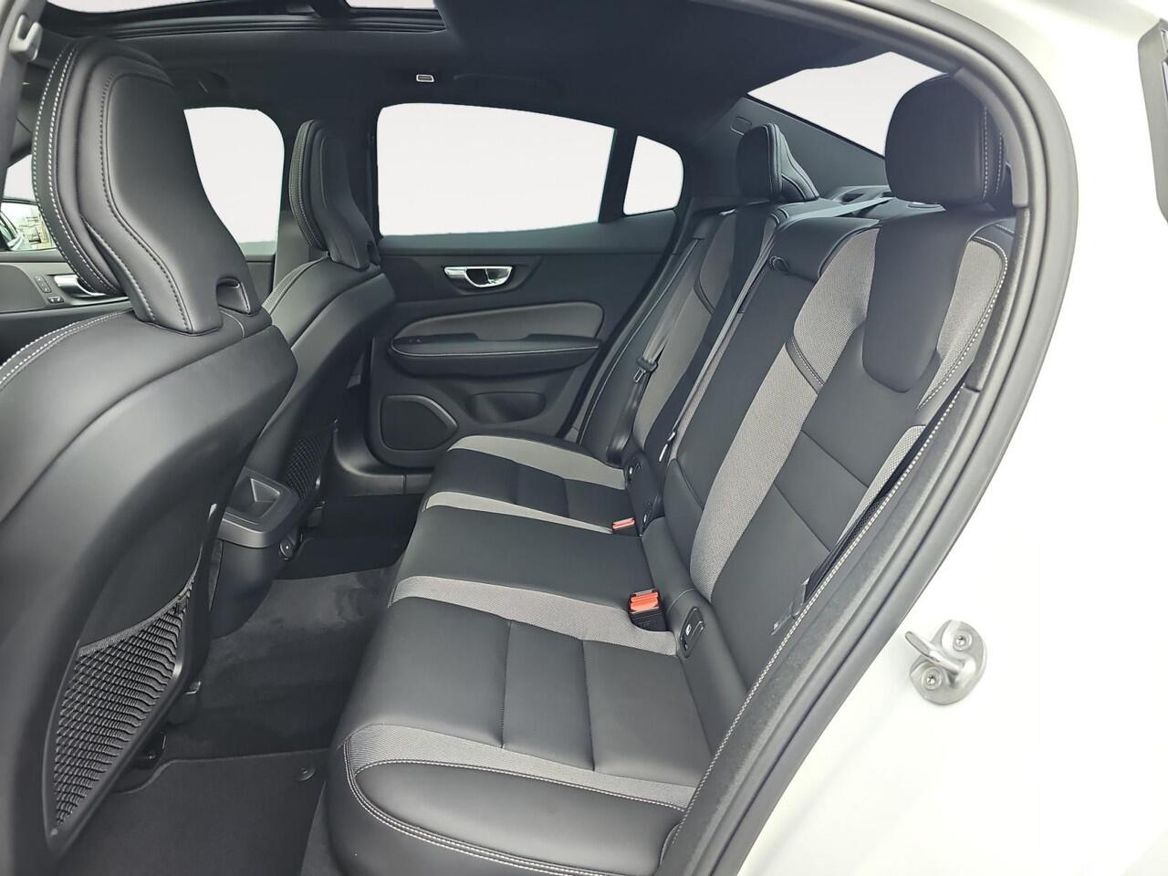 Volvo S60 2.0 B4 Plus Dark | Panoramisch schuif-/kanteldak | Elektrisch inklapbare trekhaak | Adaptive Cruise Control | Stuur- en stoelverwarming |