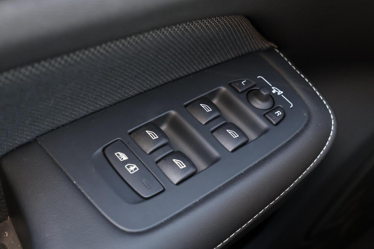 Volvo S60 T8 AWD Polestar Engineered - LONG RANGE - Panorama/schuifdak - IntelliSafe Assist & Surround - Bowers & Wilkins audio - 360º Camera - Verwarmde voorstoelen, stuur & achterbank - Parkeersensoren voor & achter - Elektr. bedienb. voorstoelen met geheugen - H