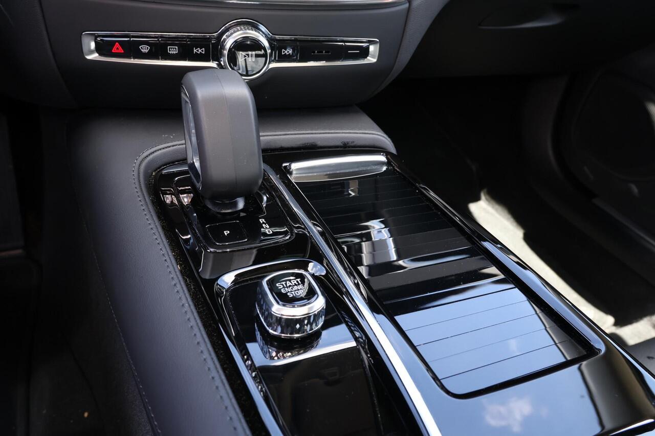 Volvo S60 Recharge T8 AWD Ultimate Dark - LONG RANGE - Panorama/schuifdak - IntelliSafe Assist & Surround - 360º Camera - Harman/Kardon audio - Adaptieve LED koplampen - Verwarmde voorstoelen, stuur & achterbank - Parkeersensoren voor & achter - Elektr. bedienb. vo