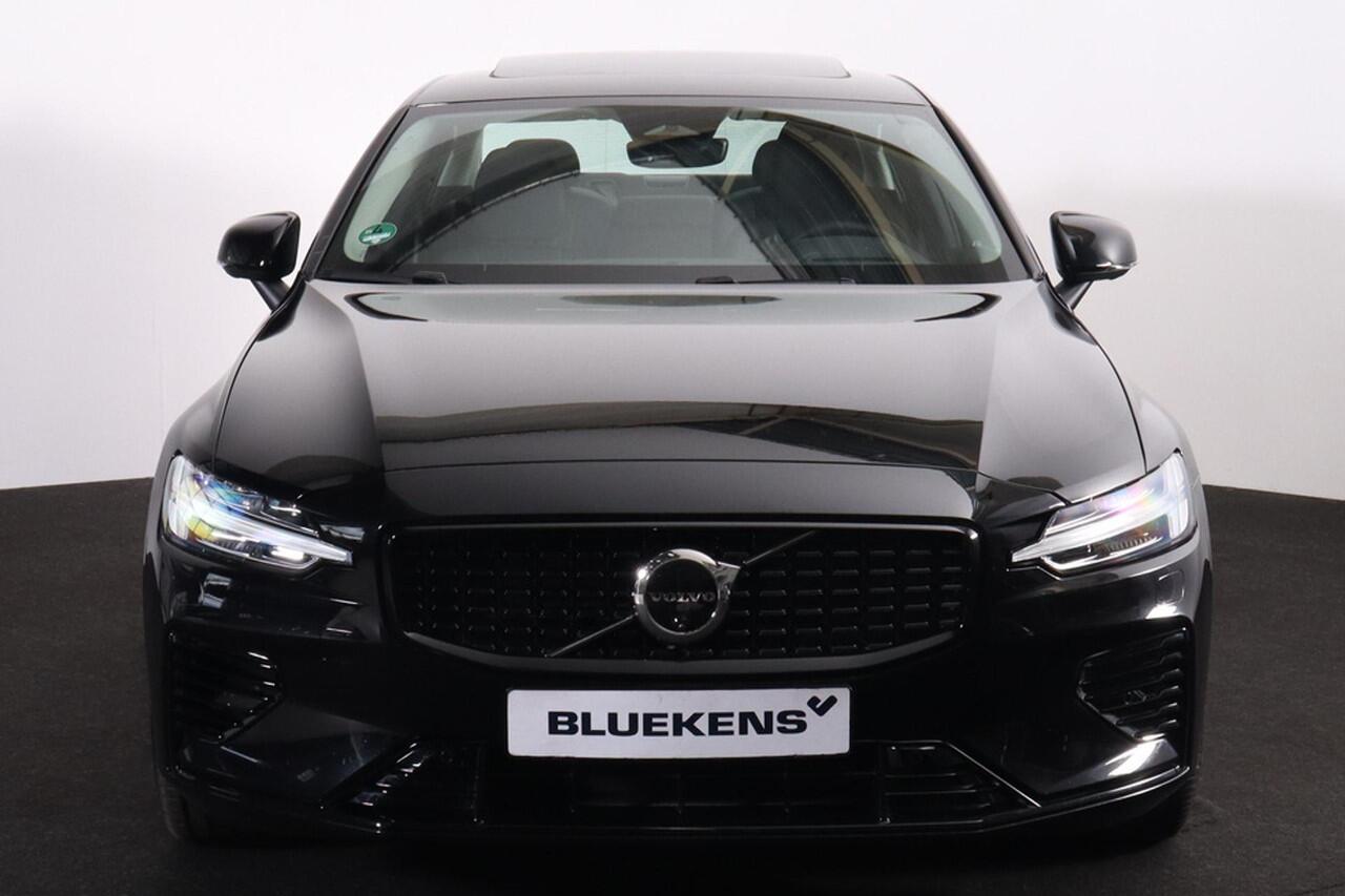 Volvo S60 Recharge T8 AWD Ultimate Dark - LONG RANGE - Panorama/schuifdak - IntelliSafe Assist & Surround - 360º Camera - Harman/Kardon audio - Adaptieve LED koplampen - Verwarmde voorstoelen, stuur & achterbank - Parkeersensoren voor & achter - Elektr. bedienb. vo