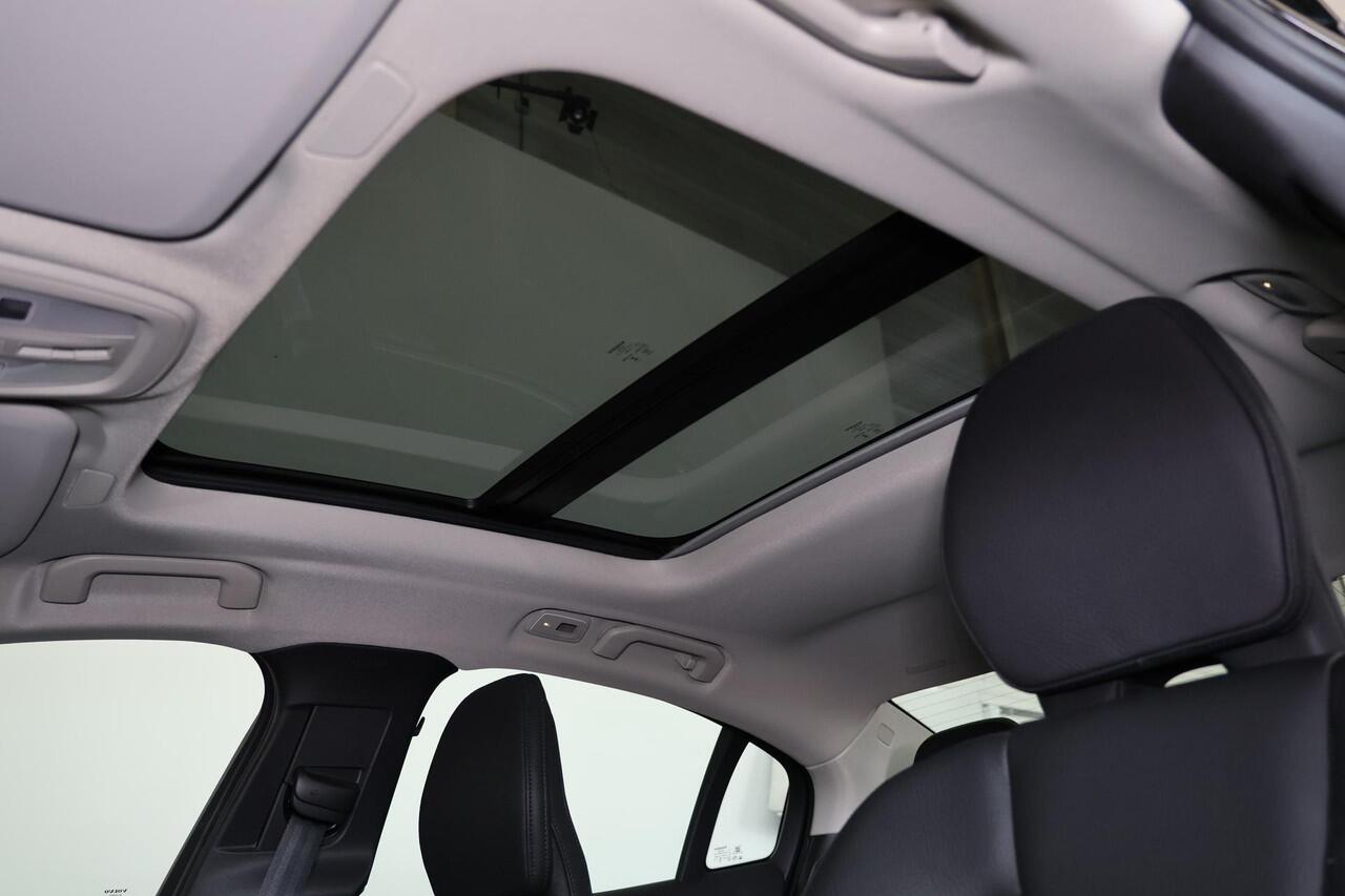 Volvo S60 Recharge T8 AWD Ultimate Dark - LONG RANGE - Panorama/schuifdak - IntelliSafe Assist & Surround - 360º Camera - Harman/Kardon audio - Adaptieve LED koplampen - Verwarmde voorstoelen, stuur & achterbank - Parkeersensoren voor & achter - Elektr. bedienb. vo