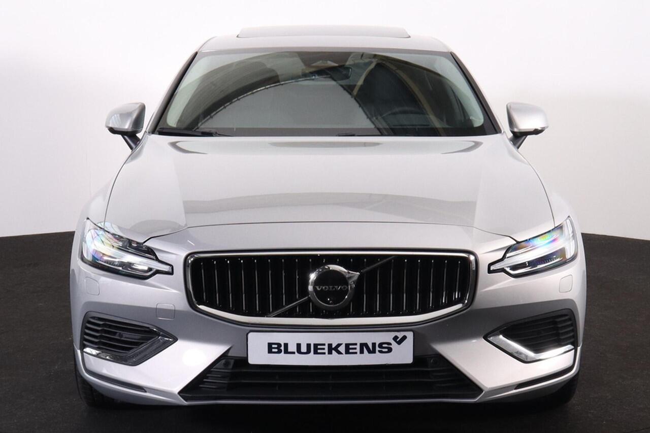 Volvo S60 Recharge T6 AWD Ultimate Bright - LONG RANGE - Panorama/schuifdak - IntelliSafe Assist & Surround - 360º Camera - Adaptieve LED koplampen - Verwarmde voorstoelen, stuur & achterbank - Parkeersensoren voor & achter - Elektr. bedienb. voorstoelen met geheug