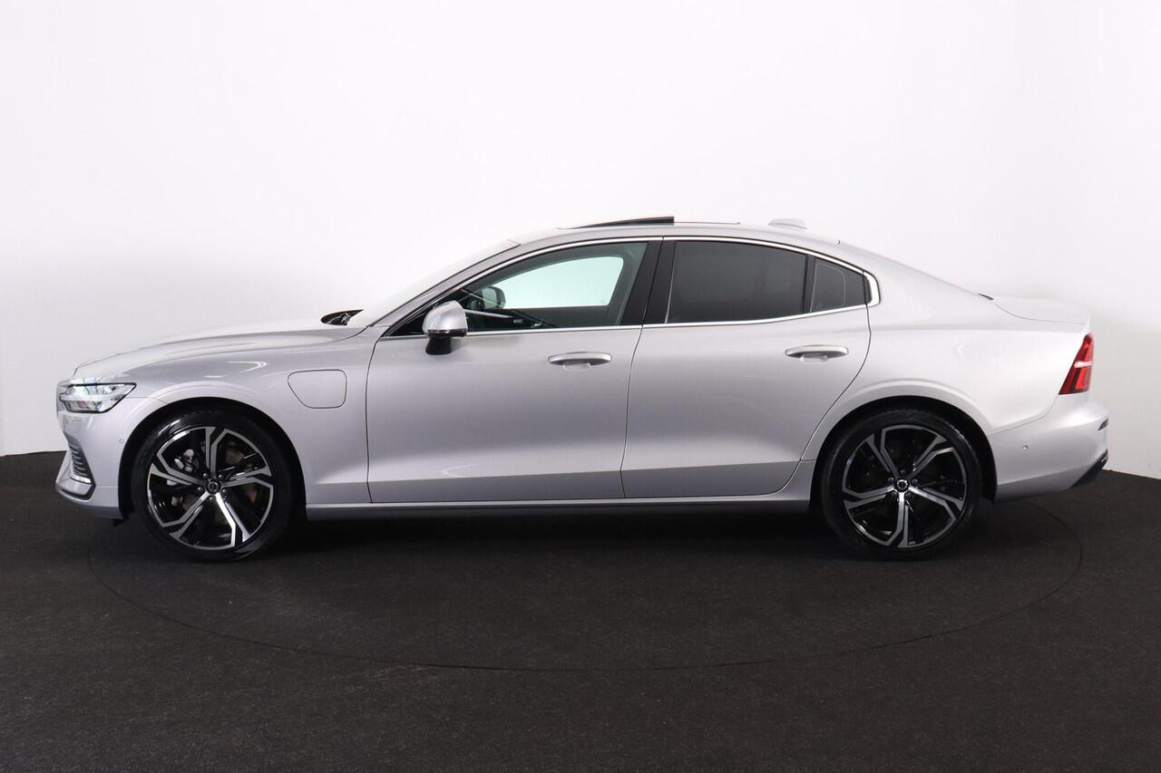 Volvo S60 Recharge T6 AWD Ultimate Bright - LONG RANGE - Panorama/schuifdak - IntelliSafe Assist & Surround - 360º Camera - Adaptieve LED koplampen - Verwarmde voorstoelen, stuur & achterbank - Parkeersensoren voor & achter - Elektr. bedienb. voorstoelen met geheug