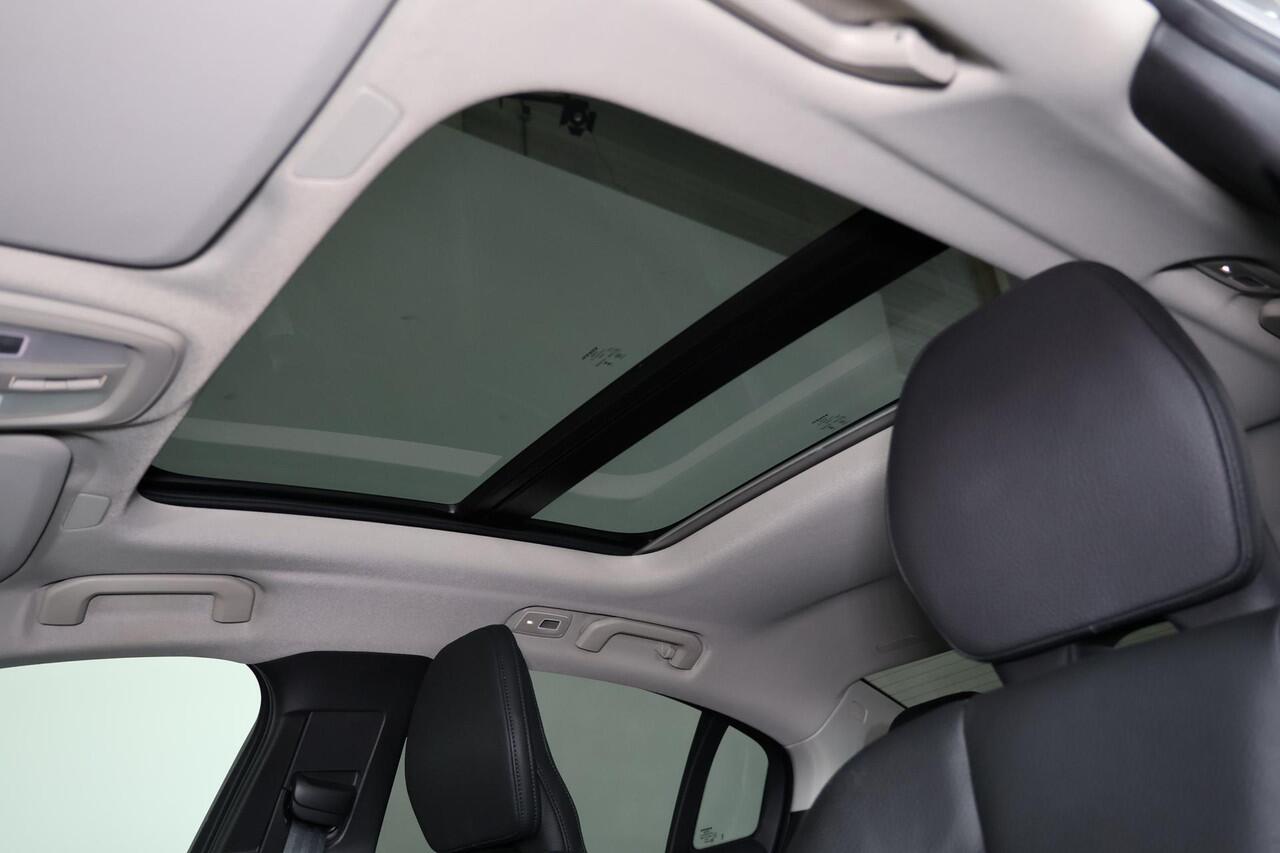 Volvo S60 Recharge T6 AWD Ultimate Bright - LONG RANGE - Panorama/schuifdak - IntelliSafe Assist & Surround - 360º Camera - Adaptieve LED koplampen - Verwarmde voorstoelen, stuur & achterbank - Parkeersensoren voor & achter - Elektr. bedienb. voorstoelen met geheug