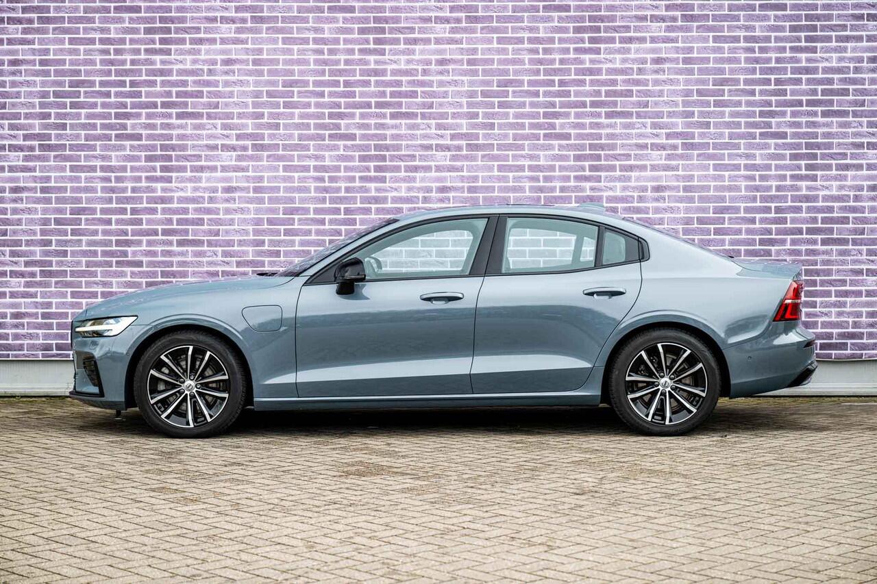 Volvo S60 2.0 Recharge T6 AWD Ultimate Dark | Trekhaak | Bowers & Wilkins | Head-Up Display | Panoramisch Schuif/-kanteldak | 360° Camera | Memory Seats | Adaptieve Cruise Control | BLIS | All-Season Banden |