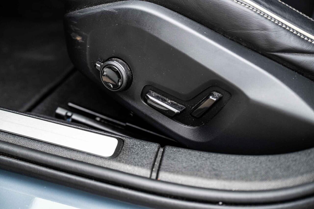 Volvo S60 2.0 Recharge T6 AWD Ultimate Dark | Trekhaak | Bowers & Wilkins | Head-Up Display | Panoramisch Schuif/-kanteldak | 360° Camera | Memory Seats | Adaptieve Cruise Control | BLIS | All-Season Banden |