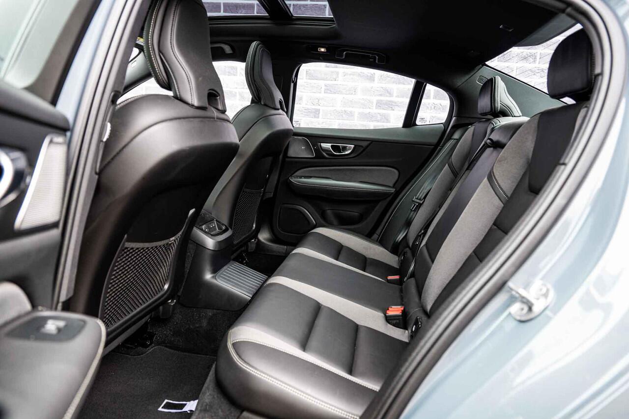 Volvo S60 2.0 Recharge T6 AWD Ultimate Dark | Trekhaak | Bowers & Wilkins | Head-Up Display | Panoramisch Schuif/-kanteldak | 360° Camera | Memory Seats | Adaptieve Cruise Control | BLIS | All-Season Banden |